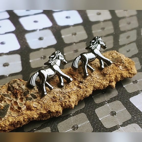 Vintage Horse Western Bohemian Stud Earrings - Picture 1 of 5